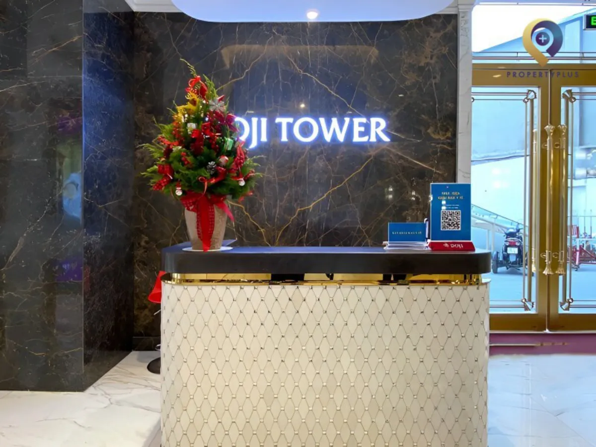 Quầy lễ tân Doji Tower với bảng hiệu nổi bật Property Plus